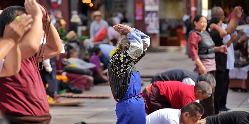 Pilger vor dem Jokhang Tempel