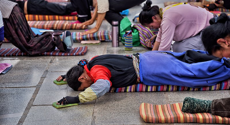 Pilger vor dem Jokhang Tempel