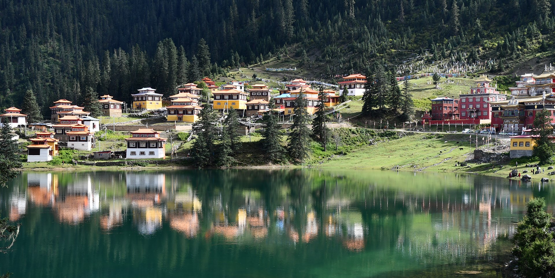 Viaggio in Moto a Noleggio per Scoprire l'Essenza dell'Area Tibetana Kham