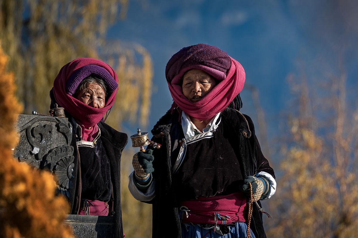 Old Women by Lugu Lake | Foto da Min Zhao
