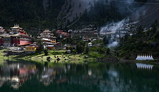 Viaggio in Auto a Noleggio per Scoprire l'Essenza dell'Area Tibetana Kham