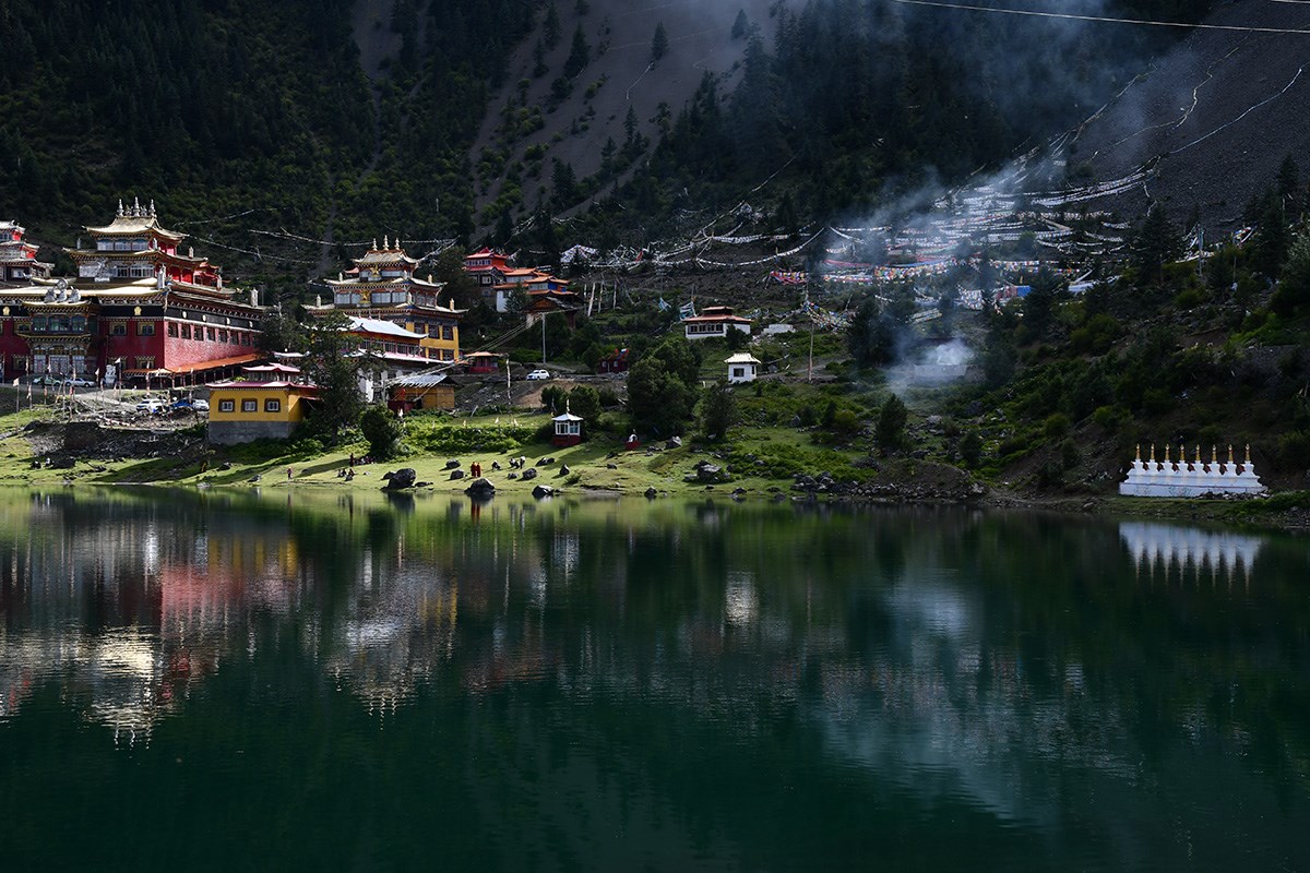 Cuoka Monastery and Cuoka Lake | Foto da Liu Bin