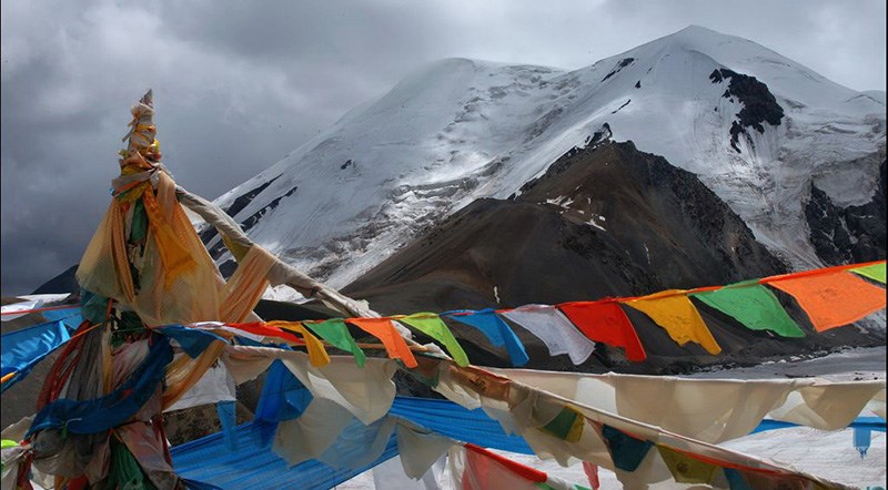 Trekking around Amnye Machen Mountain