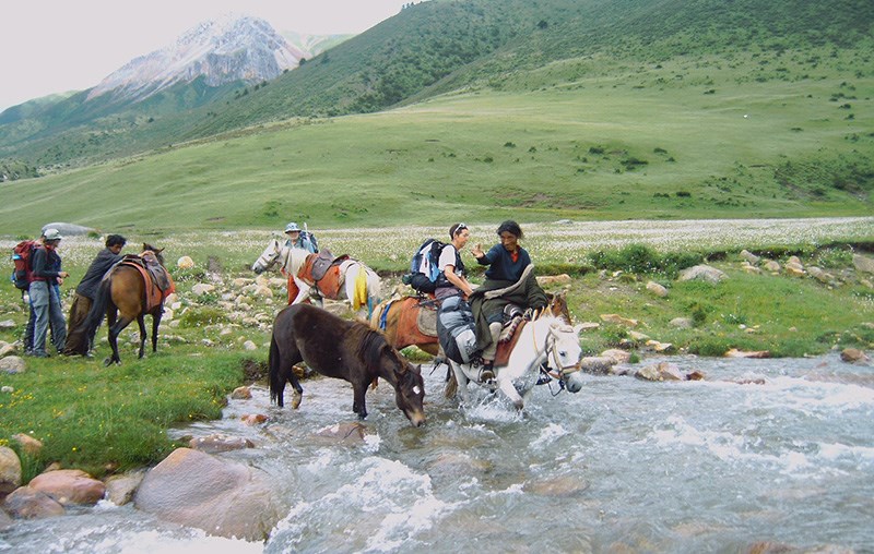 Trekking around Amnye Machen Mountain